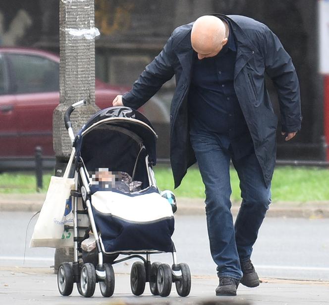 Joachim Brudziński na spacerze z wózkiem