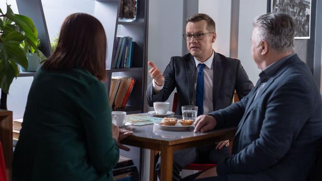 M jak miłość, odc. 1513: Piotrek (Marcin Mroczek), Krysia Filarska (Hanna Mikuć), Wojtek Marszałek (Emilian Kamiński)