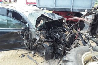 Groźny wypadek na DK74. Zderzenie osobówki z ciągnikiem, są ranni