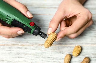 DIY: świąteczna zawieszka z fistaszków – instrukcja wykonania (1)