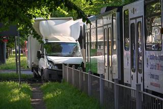 Wypadek na ulicy 3 Maja w Szczecinie. Samochód wjechał w tramwaj