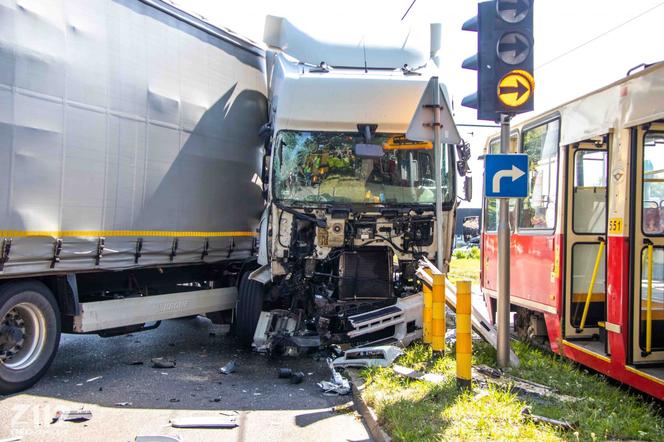 Wypadek tramwaju i samochodu ciężarowego w Zabrzu