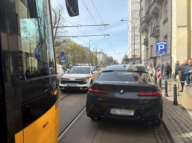 Paraliż w centrum Warszawy. Kierowca BWM zaparkował na torach. Wszystko stanęło!