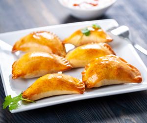 Pieczone pierożki drożdżowe z pieczarkami 