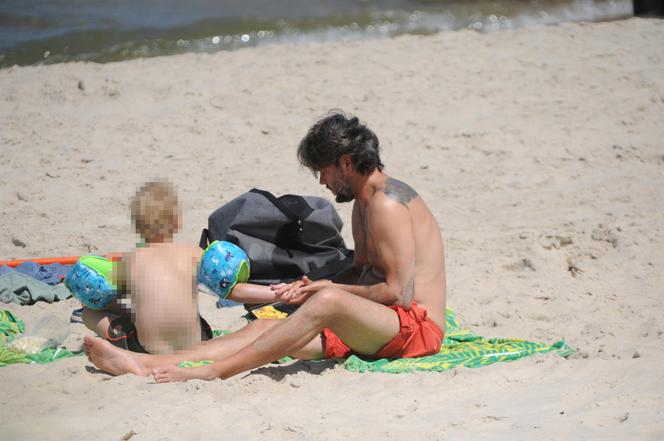 Olivier Janiak jak David Hasselhoff na plaży nad Bałtykiem