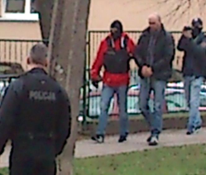 ZADŹGANY NA OCZACH MATKI