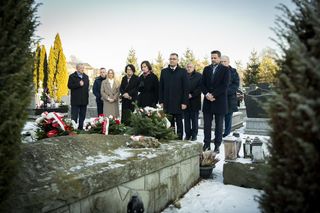  Wzruszający gest Rafała Trzaskowskiego. Odwiedził grób ks. Józefa Tischnera