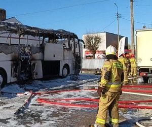  Konstantynów Łódzki. Pożar dwóch autokarów doprowadził do kłębów dymu nad miastem [ZDJĘCIA]