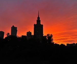 Zjawiskowy zachód słońca w Warszawie