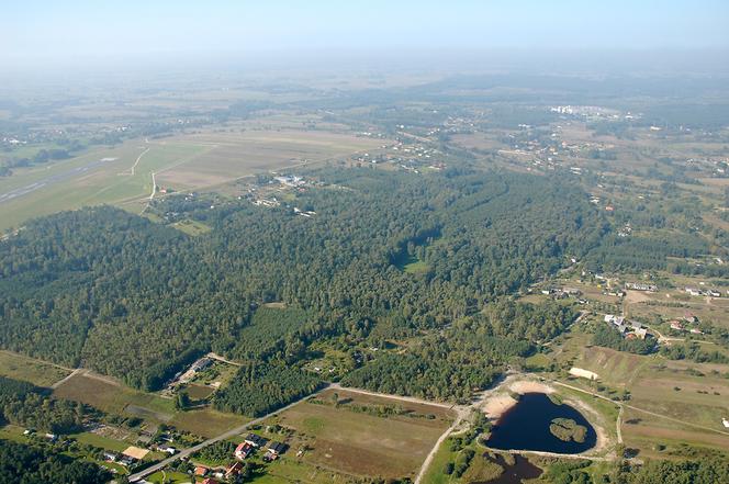 Zdjęcie osiedla Lublinek w Łodzi zrobione podczas lotu sterowcem