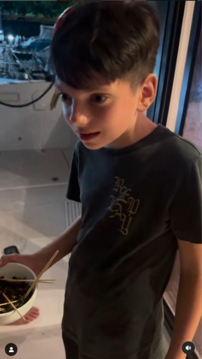 Egzotyka wg Rutkowskich. Krzysztof junior zajada robaki jak chipsy