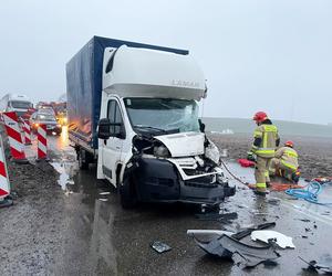 Wypadek na DK 15 w Rożentalu. Bus zderzył się z ciężarówką. Jedna osoba ranna