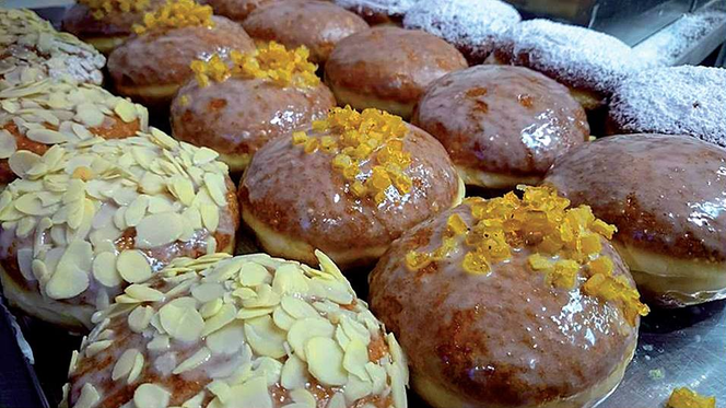 Tłusty czwartek 2018: te cukiernie w Warszawie sprzedają najlepsze pączki! [RANKING, ADRESY]