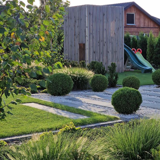 Ogród Nowoczesna Elegancja autorstwa pracowni Ogrodowa Aura