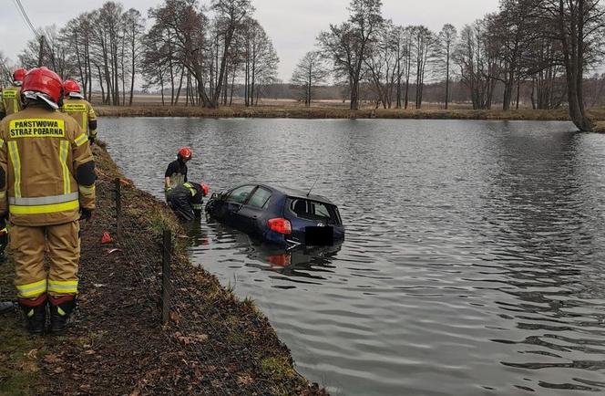 Groźny wypadek przy dworku w Krześlowie. Dachujące auto wpadło do fosy i zatonęło