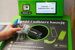 Żabka przyjmuje opakowania kaucyjne i niekaucyjne: za zwrócone butelki PET i puszki klienci otrzymają teraz 50 żappsów!