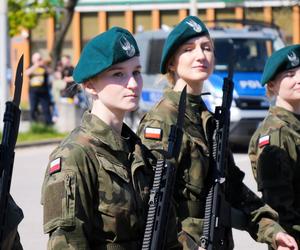 Ponad stu żołnierzy na Placu Solidarności w Olsztynie. Złożyli uroczystą przysięgę [ZDJĘCIA]