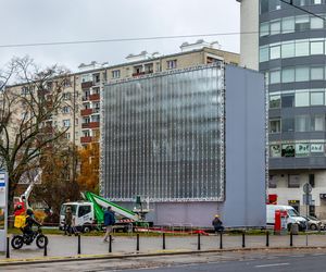 Stelaż reklamowy na rogu ul. Anielewicza i al. Jana Pawła II w Warszawie