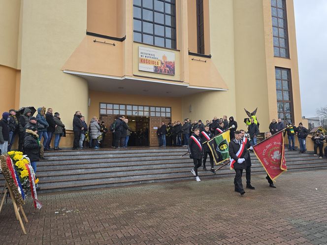 Pogrzeb Jana Furtoka w Katowicach. Tłumy kibiców i działaczy żegna legendę GKS Katowice