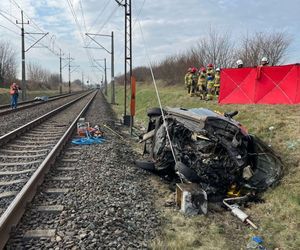 Tragedia na przejeździe kolejowym pod Iławą. Nie żyją dwie osoby [ZDJĘCIA]