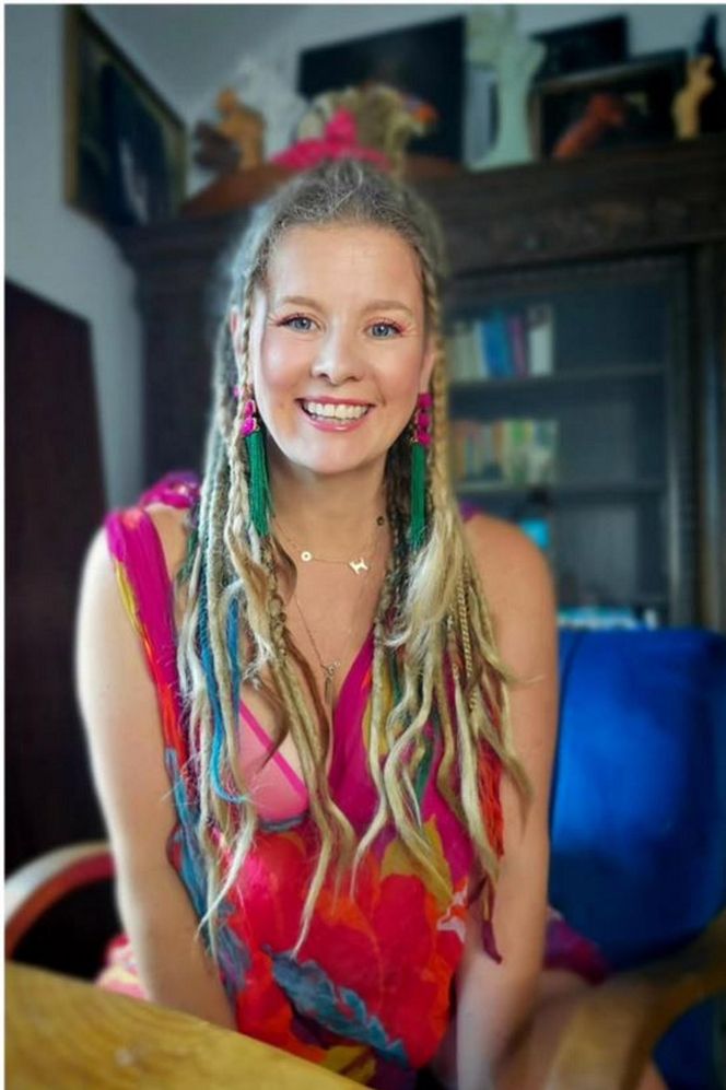 Anna Powierza dostaje zdjęcia członków