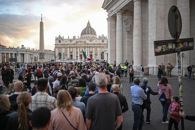 Tłumy w Watykanie. Wierni oddają hołd papieżowi Franciszkowi