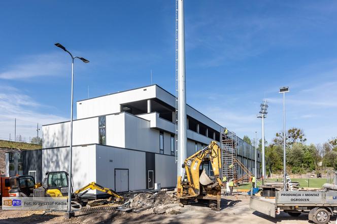 Trwa montaż trybun na nowym obiekcie Polonii Bytom