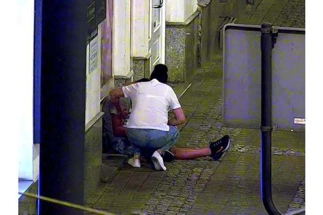 Bezczelna kradzież w środku nocy. Okradła śpiącego mężczyznę! 