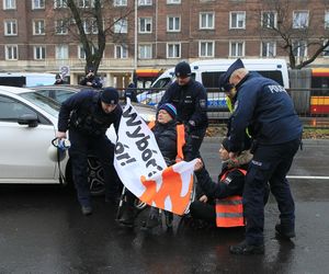 Ostatnie Pokolenie zablokowało Wisłostradę. Furia kierowców. Matka chorego dziecka błagała o przejazd