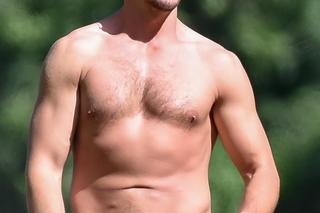 Mikołaj Roznerski  gra w badmintona z goła klatą