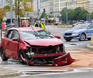 Pijany roztrzaskał się samochodem na pl. Konstytucji. To policjant stołecznej drogówki