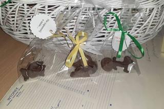 Psie kupy w woreczkach z ciastkami. Trafiły do właścicieli czworonogów 