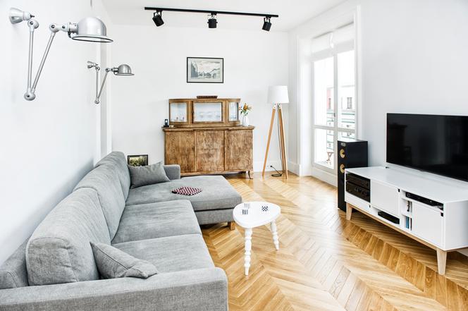 Szara sofa w salonie