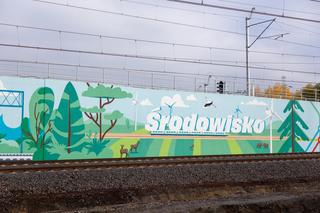 Mural przy stacji kolejowej Warszawa Zachodnia – element kampanii „Bezpieczny Przejazd”