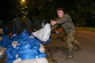 Trwa walka o osiedle Marszowice we Wrocławiu. Na miejscu pracują żołnierze i strażacy 