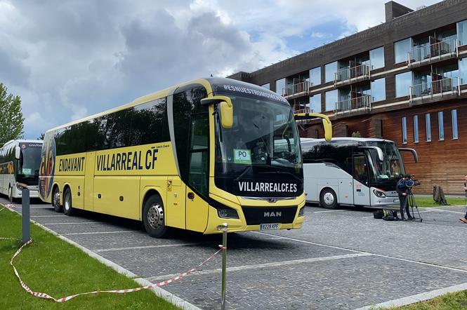 Autokar Villarreal CF pod hotelem w Sopocie