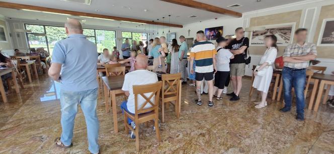 A po mszy idziemy do restauracji. Tłumy u ojca Rydzyka w kościele i w restauracji