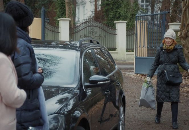 M jak miłość, odcinek 1868. Kinga (Katarzyna Cichopek), Marysia (Małgorzata Pieńkowska), pani Ola (Ewa Kolasińska)