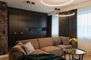 W ciemnych tonach i blasku złota. Nowoczesny dom z nutą elegancji