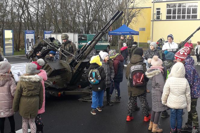 Żołnierze z Centrum Szkolenia Sił Powietrznych w Koszalinie sprawili dzieciom frajdę za zakończenie ferii zimowych.