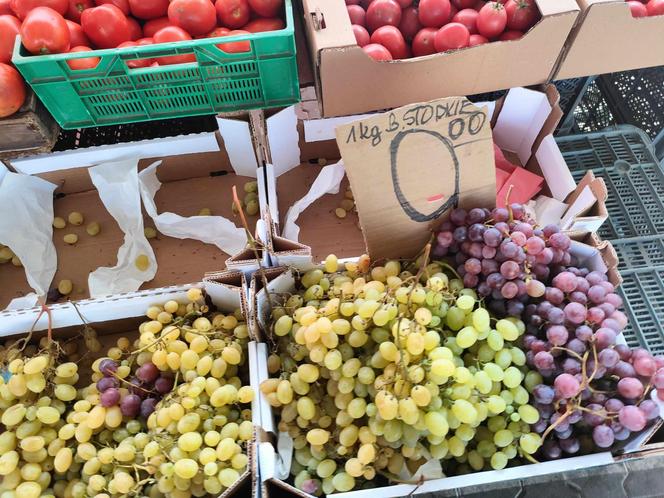 Winogrona na łódzkich targowiskach i w marketach. Sprawdź, ile kosztują [ZDJĘCIA]