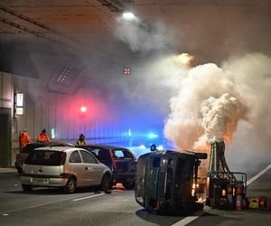 Wielki dym i pożar samochodu w tunelu POW w Warszawie. Wszystkie służby na miejscu. Spokojnie, to tylko ćwiczenia