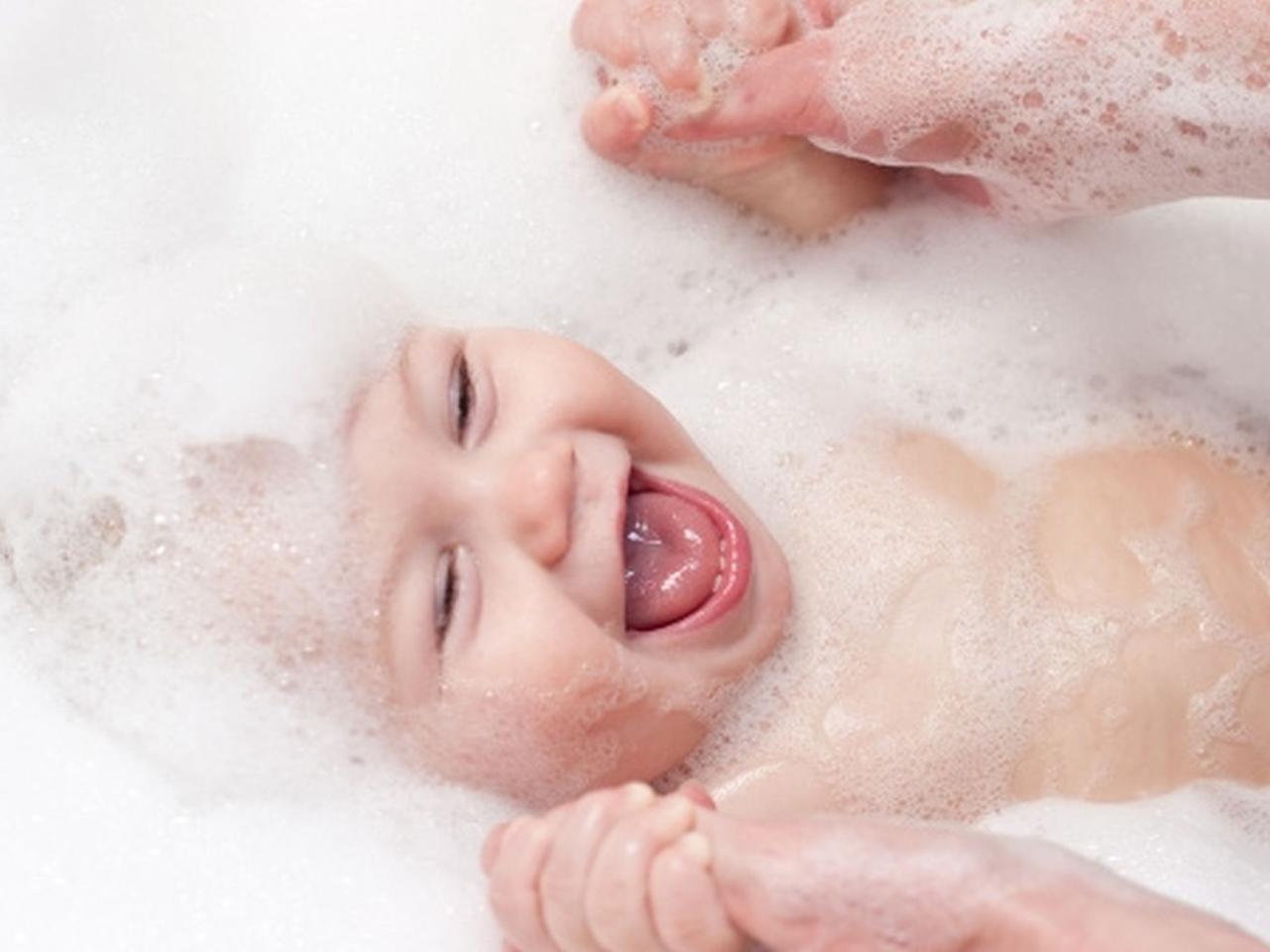 Ребенка после ванной. Ребенок в пене. Ребёнок в ванной с пеной. Пена для ванны для детей. Малыш купается.