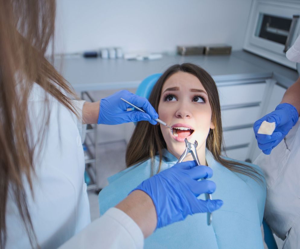 Brodawczaki błony śluzowej jamy ustnej leczy się w znieczuleniu miejscowym u chirurga stomatologicznego.