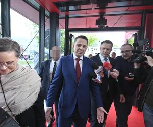Wielkie wejście Trzaskowskiego do TVP. Zdjęcia uchwyciły każdy krok