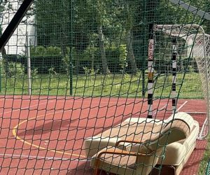 Libacje na kanapie na boisku szkolnym w Bielsku-Białej