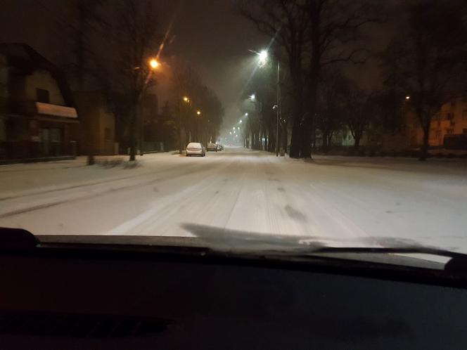 Kolejny atak zimy tej zimy w Lesznie. Miasto zasypane śniegiem