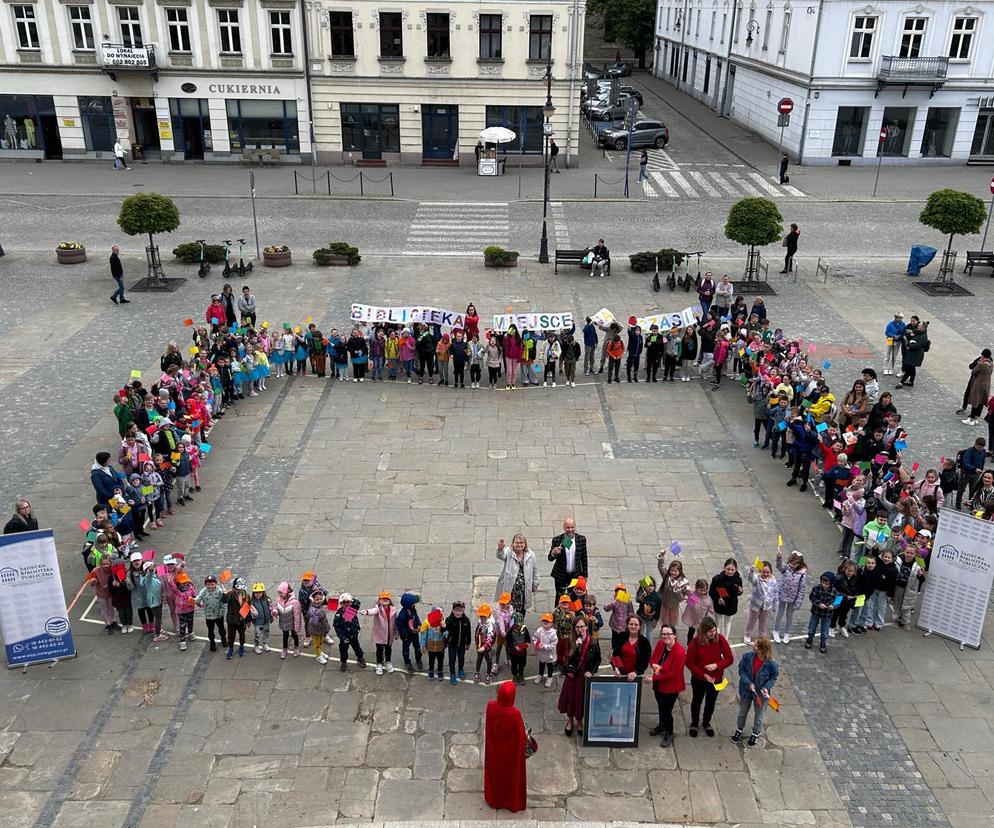 Happening na Rynku na otwarcie Tygodnia Bibliotek w Nowym Sączu