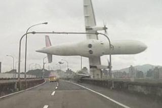 Katastrofa samolotu w stolicy Tajwanu uchwycona przez wideorejestratory - WIDEO