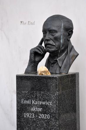 Grób Emila Karewicza zaatakowany przez ptaki